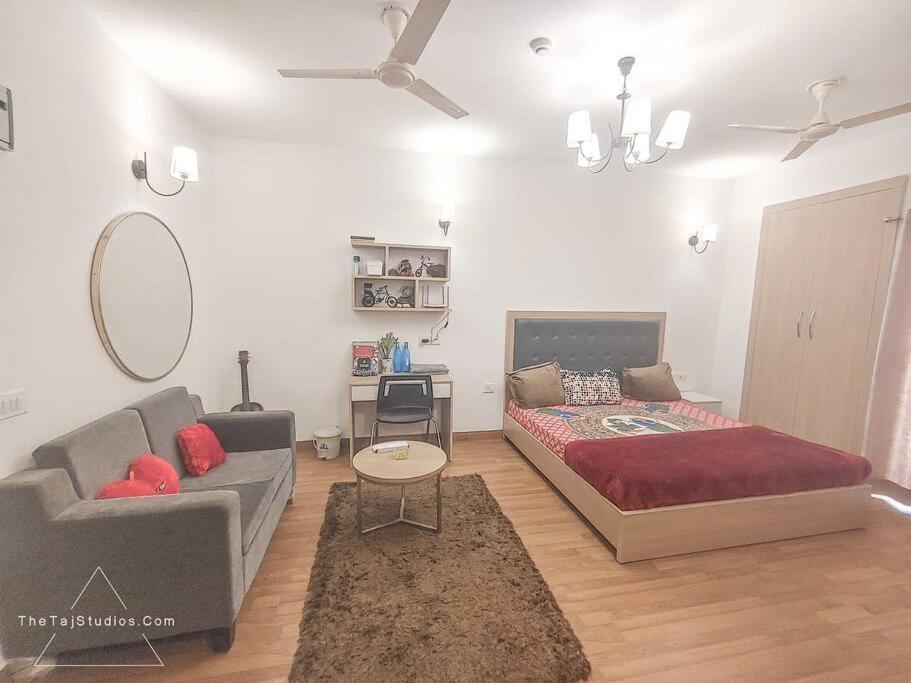 Top Luxury & Couple Friendly Stay Gp By Taj Suites & Studios #New Year Party & Stay ノイダ エクステリア 写真
