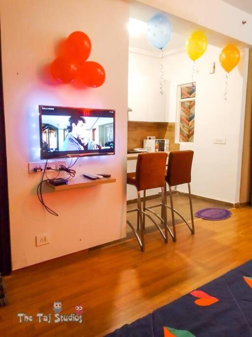 Top Luxury & Couple Friendly Stay Gp By Taj Suites & Studios #New Year Party & Stay ノイダ エクステリア 写真