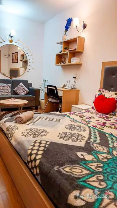 Top Luxury & Couple Friendly Stay Gp By Taj Suites & Studios #New Year Party & Stay ノイダ エクステリア 写真