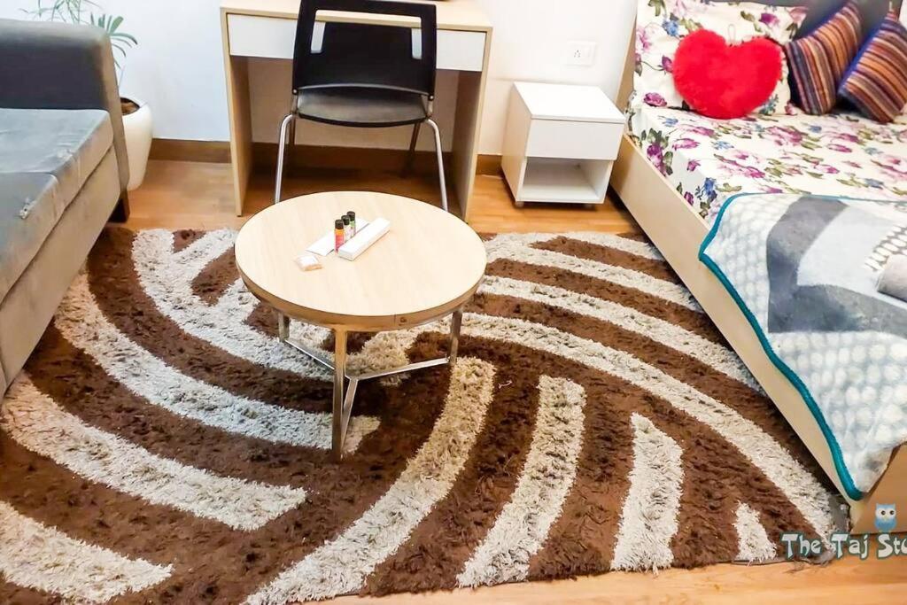 Top Luxury & Couple Friendly Stay Gp By Taj Suites & Studios #New Year Party & Stay ノイダ エクステリア 写真