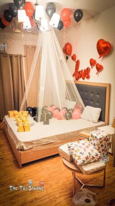 Top Luxury & Couple Friendly Stay Gp By Taj Suites & Studios #New Year Party & Stay ノイダ エクステリア 写真