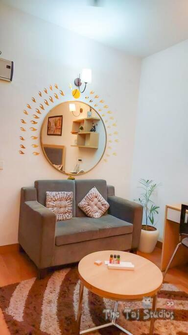 Top Luxury & Couple Friendly Stay Gp By Taj Suites & Studios #New Year Party & Stay ノイダ エクステリア 写真