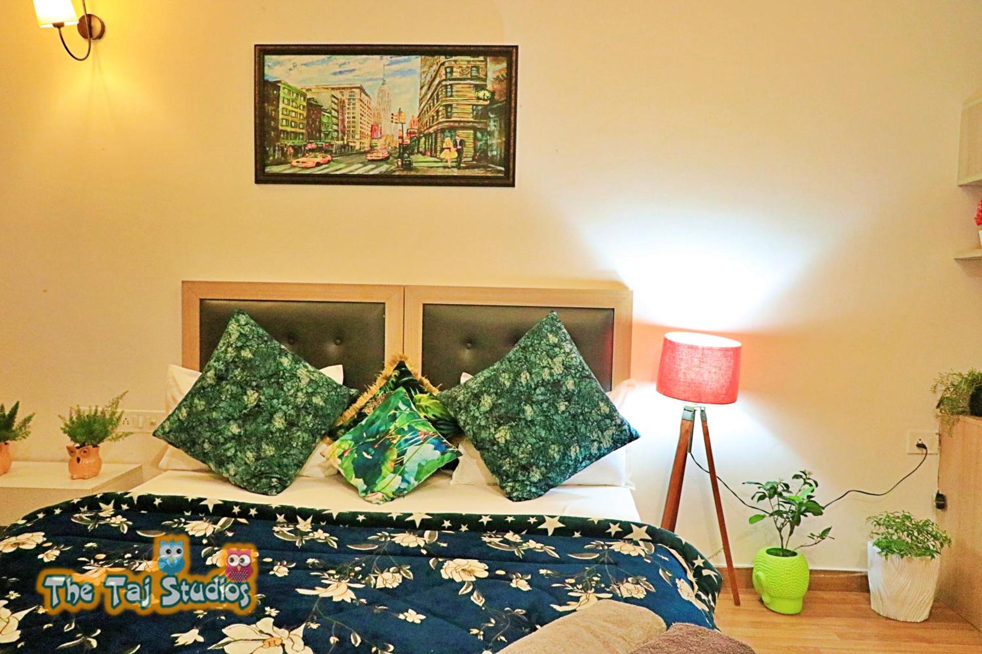 Top Luxury & Couple Friendly Stay Gp By Taj Suites & Studios #New Year Party & Stay ノイダ エクステリア 写真