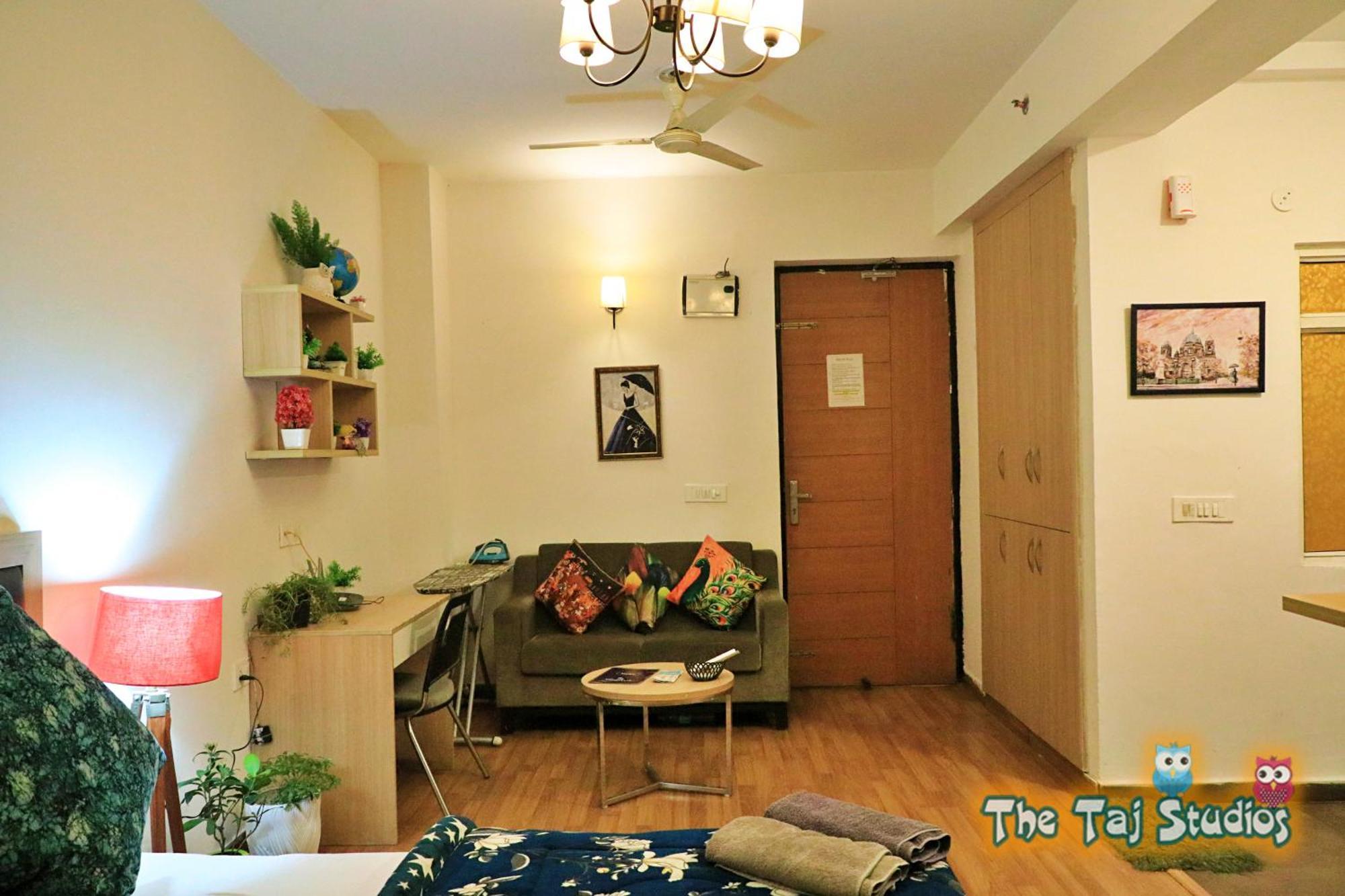 Top Luxury & Couple Friendly Stay Gp By Taj Suites & Studios #New Year Party & Stay ノイダ エクステリア 写真